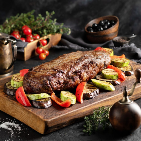 Сочная говяжья вырезка с овощами гриль