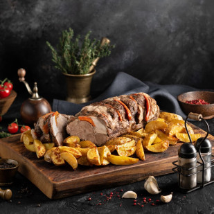 Запеченная свинина с куриным филе и морковью