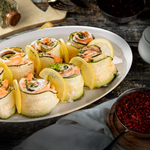 Рулетики из красной рыбы в цуккини