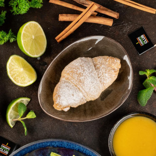 Круассан с фруктовым джемом