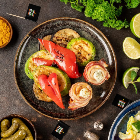 Бочонки из курицы в беконе с овощами гриль