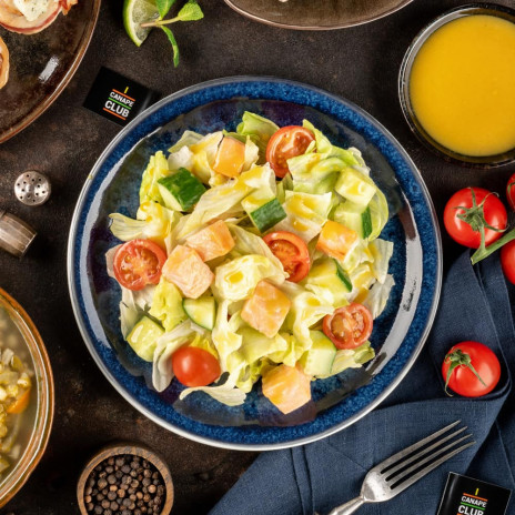 Микс из свежих овощей с запеченным лососем