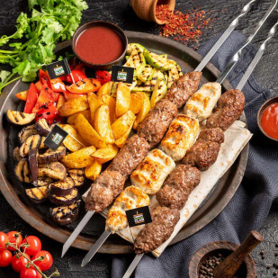 Ассорти люля-кебаб с овощами гриль