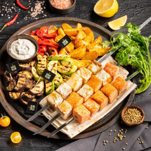 Шашлык из кеты и масляной рыбы с овощами гриль