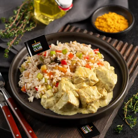 Куриное филе карри с рисом и овощами