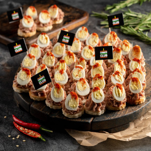 Канапе с муссом из куриной печени и перепелиным яйцом