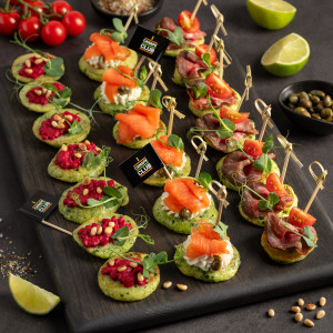 Канапе на шпинатных мини-оладьях