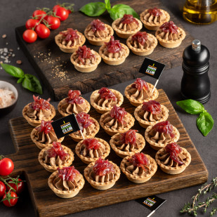 Тарталетки с муссом из куриной печени и карамелизованным луком
