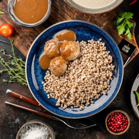 Мясные тефтели с зеленой гречкой и соусом демиглас