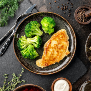 Филе трески в кляре с брокколи на пару