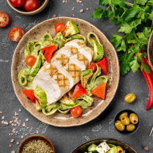 Шпинатная паста с курицей гриль и овощами