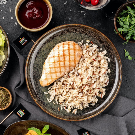 Стейк из индейки с рисовым миксом и вишневым соусом