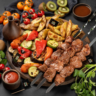 Шашлык из баранины в маринаде с киви с овощами гриль