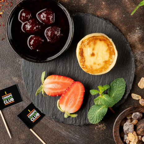 Сырник с клубничным вареньем