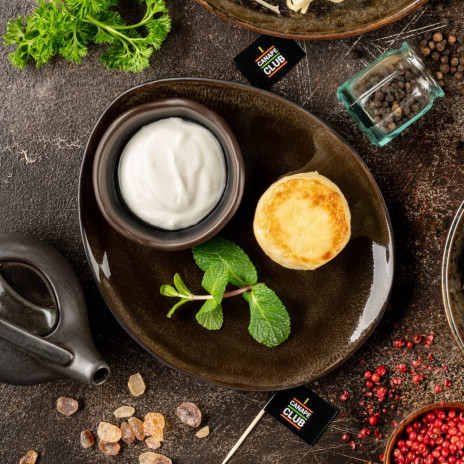 Сырник со сметаной