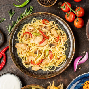 Вок с курицей и пшеничным удоном